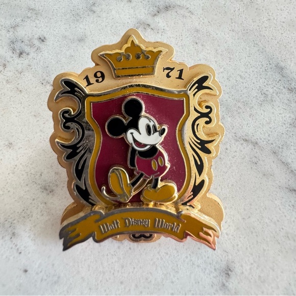 Walt Disney World Gold Mickey Mouse Pin - 2008 - Picture 4 of 4